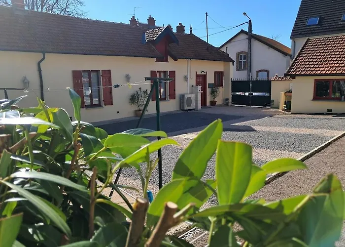 chambre avec salle de bain privatisée avec petit déjeuner compris